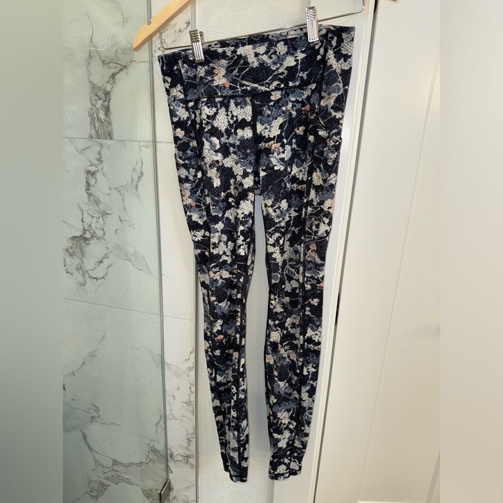 Lululemon Wunder Under Hi-Rise Tight 28" Spring
Bloom Multi. Size 6